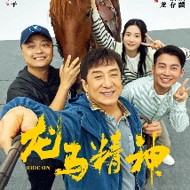 裙现身某活动获专人护驾 ，边走边撩发尽显女神魅力。